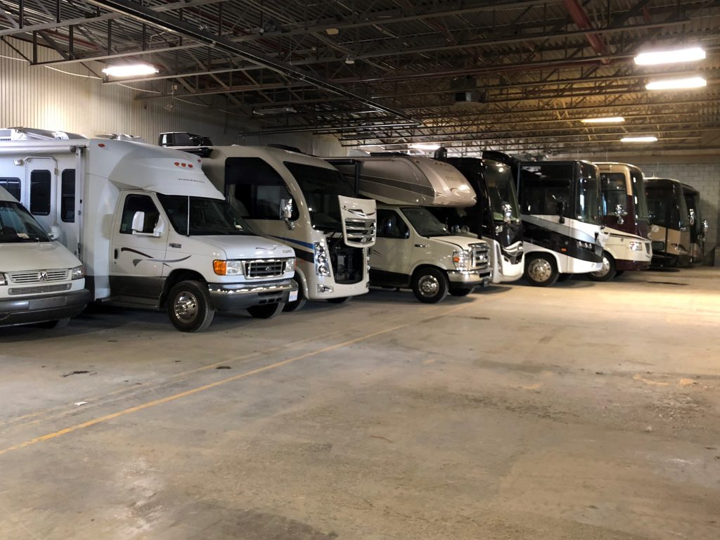 service de mini-entrepôt pour un entreposage de roulotte ou de VR à Montréal ou Laval / Mini-Entrepôt Montréal